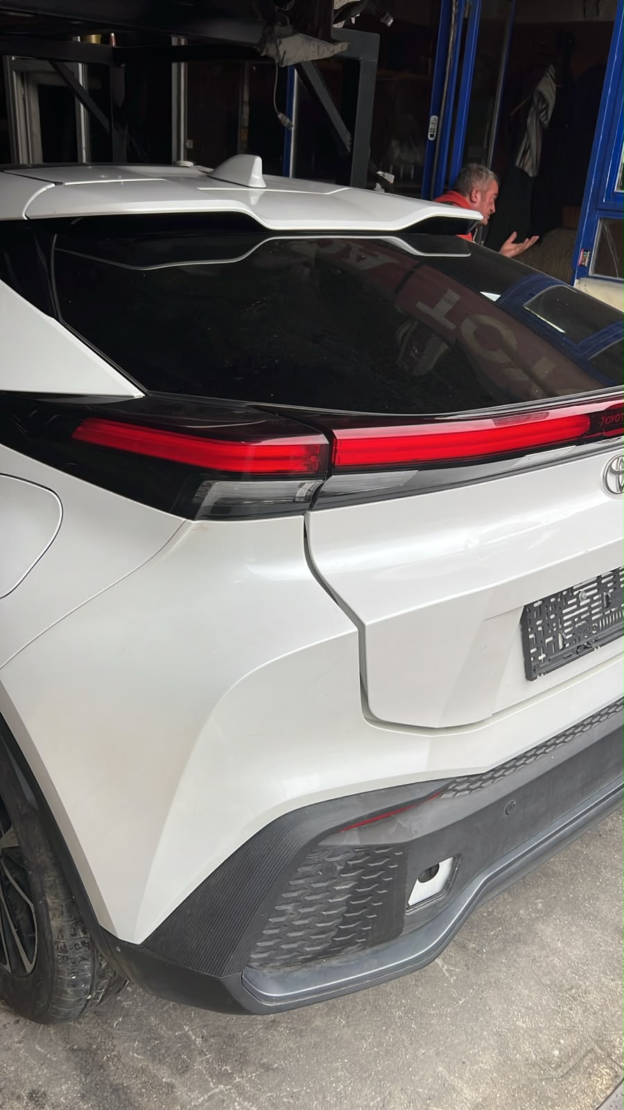 Toyota chr 2022-2025 beyaz hatasız Bagaj kapağı01